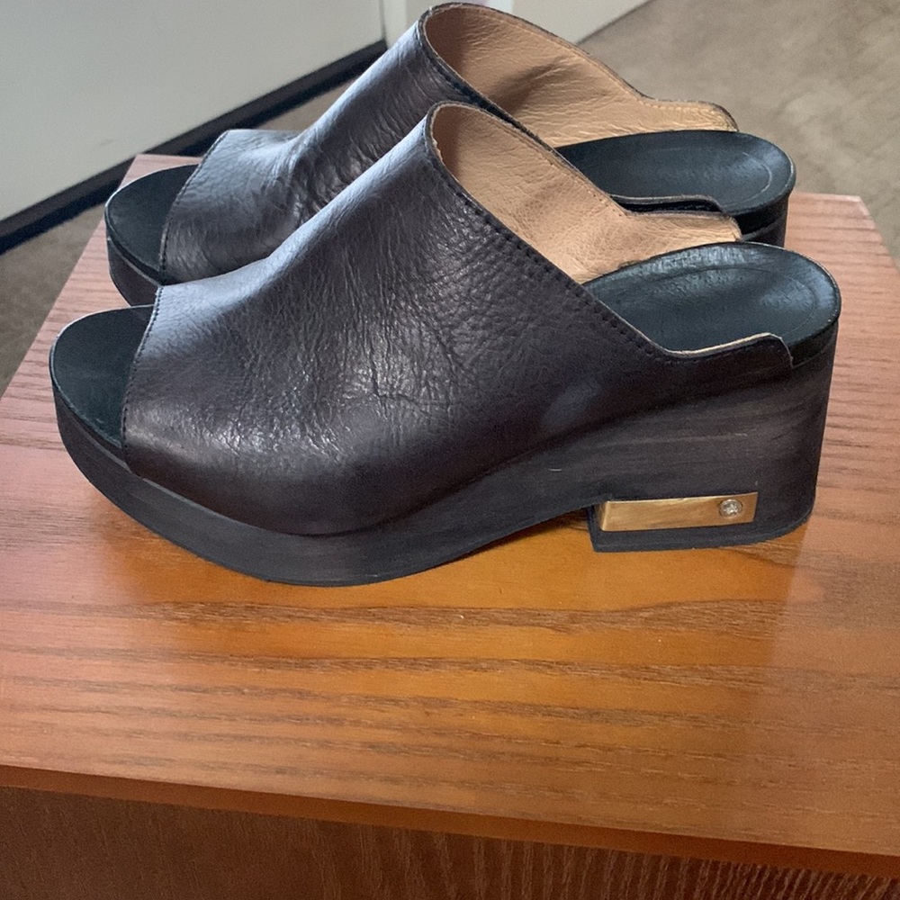 Black platform - Picture 2 of 2